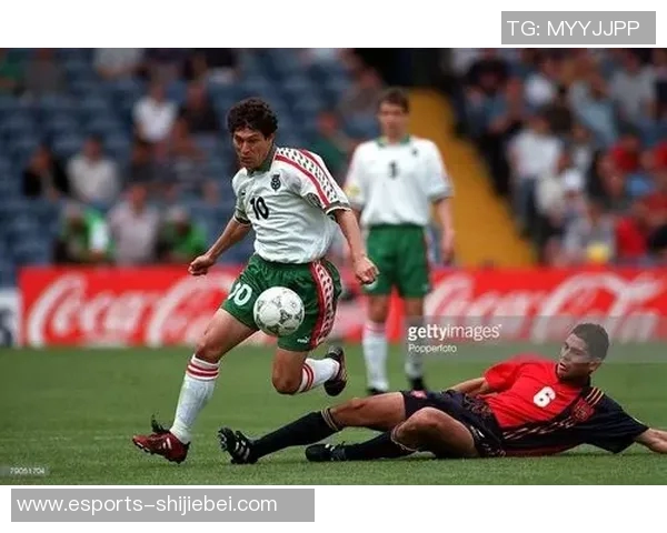 回族足球球星的崛起与挑战：从草根到绿茵场的奋斗历程